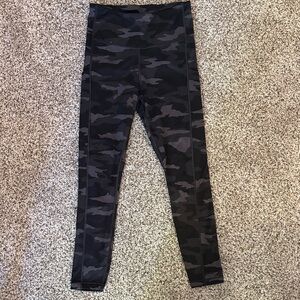 Athleta Ultimate Camo 7/8 Tight Black and Gray Leggings XS